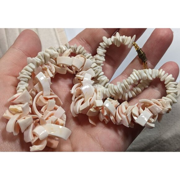 Vintage 70s Beachy Pink And White Shell Chip Beaded Necklace - Picture 5 of 6